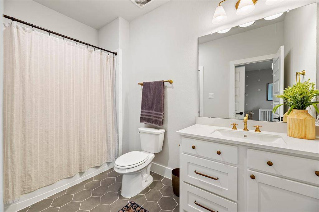 The en-suite bath for your fourth bedroom ensures privacy for everyone.