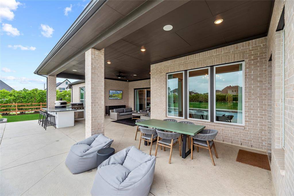 Bask in the warmth of the sun by day and savor peaceful evenings in this expansive area—a perfect retreat for relaxation and unwinding in comfort.