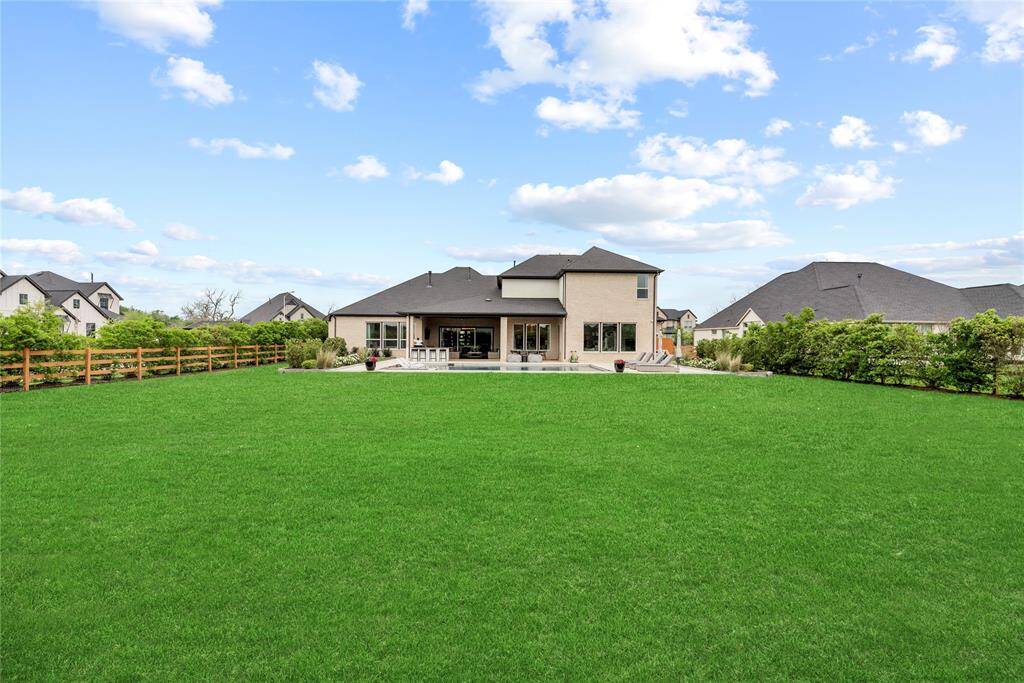 This is the perfect backyard for the week-end hangouts and letting the kids run around.