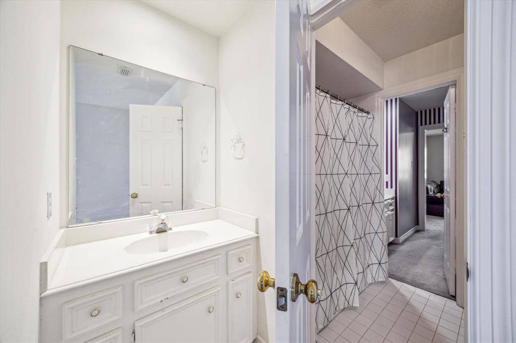 Jack and Jill full bathroom on the second floor.