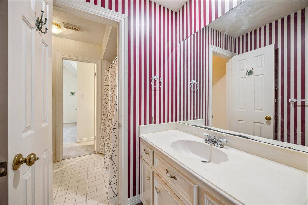 Second Jack and Jill full bathroom on the second floor.