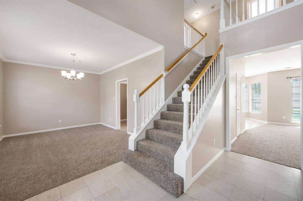The house inside is spacious and luminous. Natural light fills every room. It features cozy carpeted floors and an inviting layout.