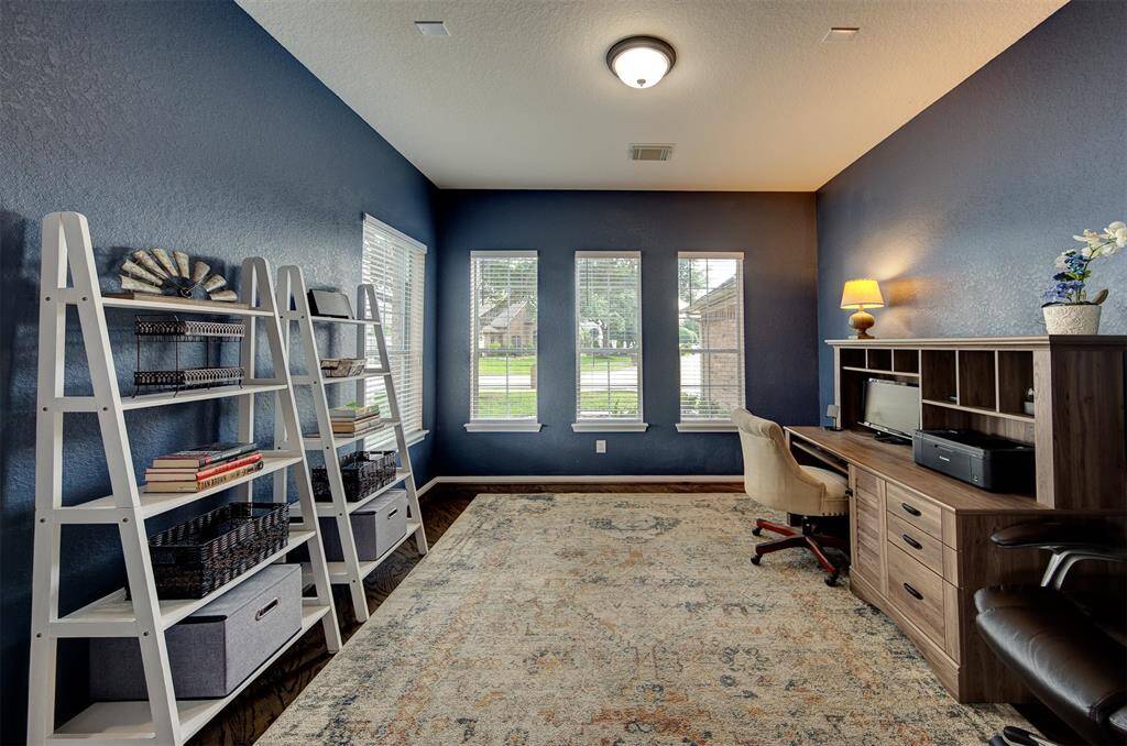 4 sparkling windows make the study light and bright.