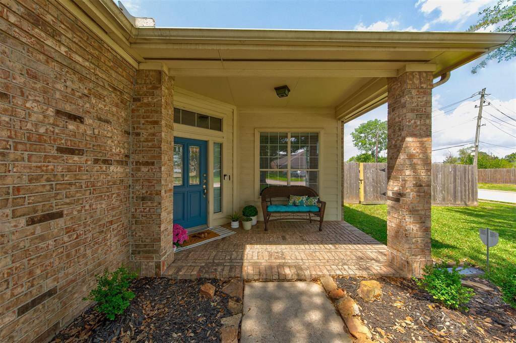 Charming covered front porch.
