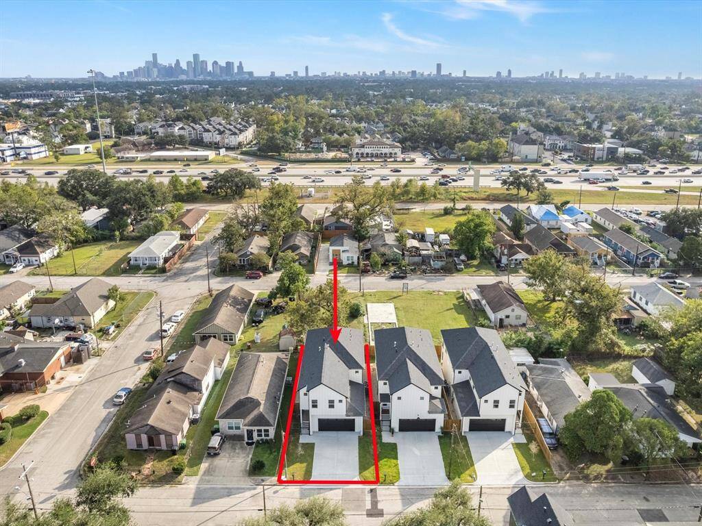 Close proximity to Downtown Houston (10 min drive)