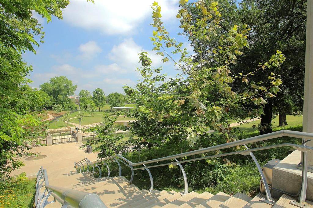 Experience the vibrant Buffalo Bayou Park! 160-acre urban oasis featuring scenic trails, art installations, and recreational spaces