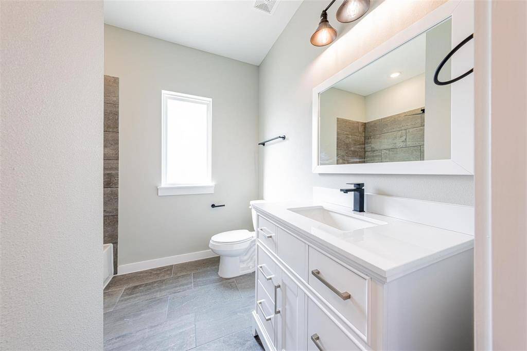 Secondary full bathroom.