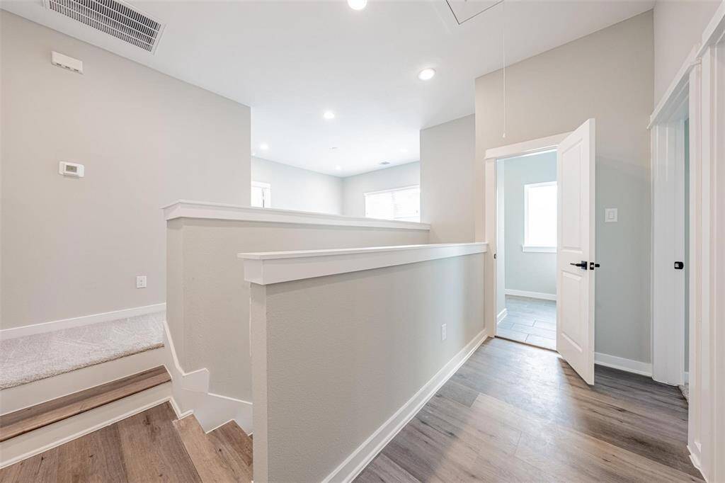 Split floor plan between the primary and secondary bedrooms. More privacy!