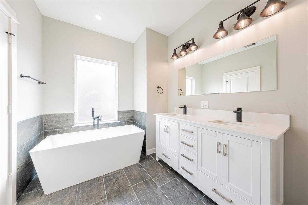 Soaking tub and duel vanity in the primary.