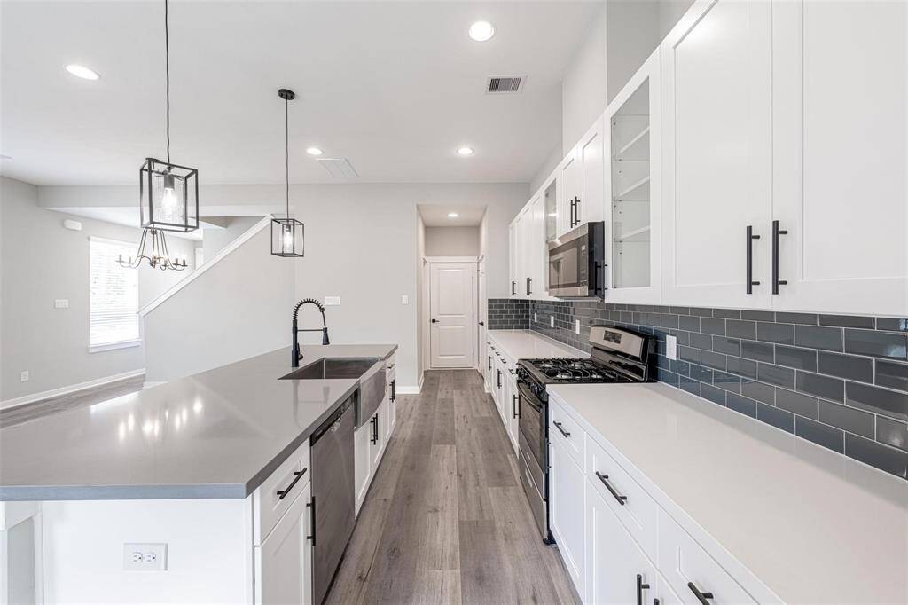 Great kitchen space to cook and accomodate your family/friends.