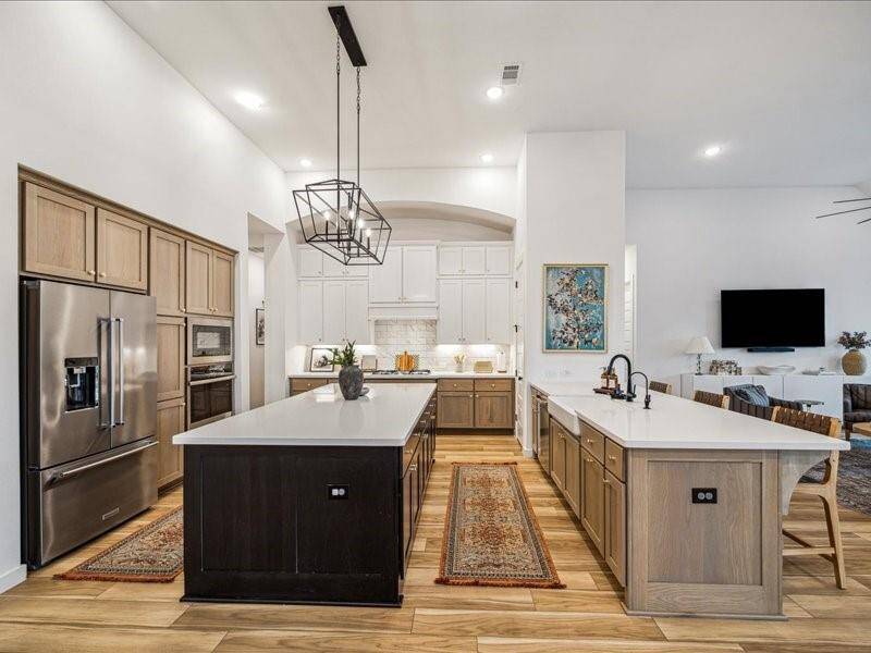 Welcome to 8818 Laurel CrestDr...situated in the awardwinning community of Sienna!This Highland built home isluxury, elegance, and livability allrolled up in one home!