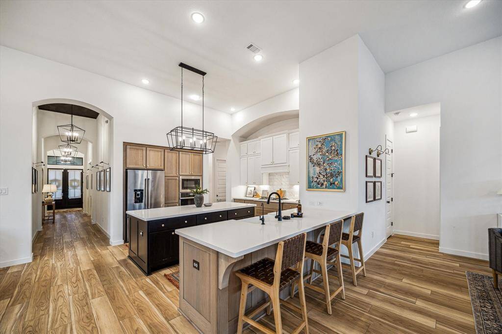 Catch a quick meal, or catch upwith the family after a long dayaround this breakfast bar!
