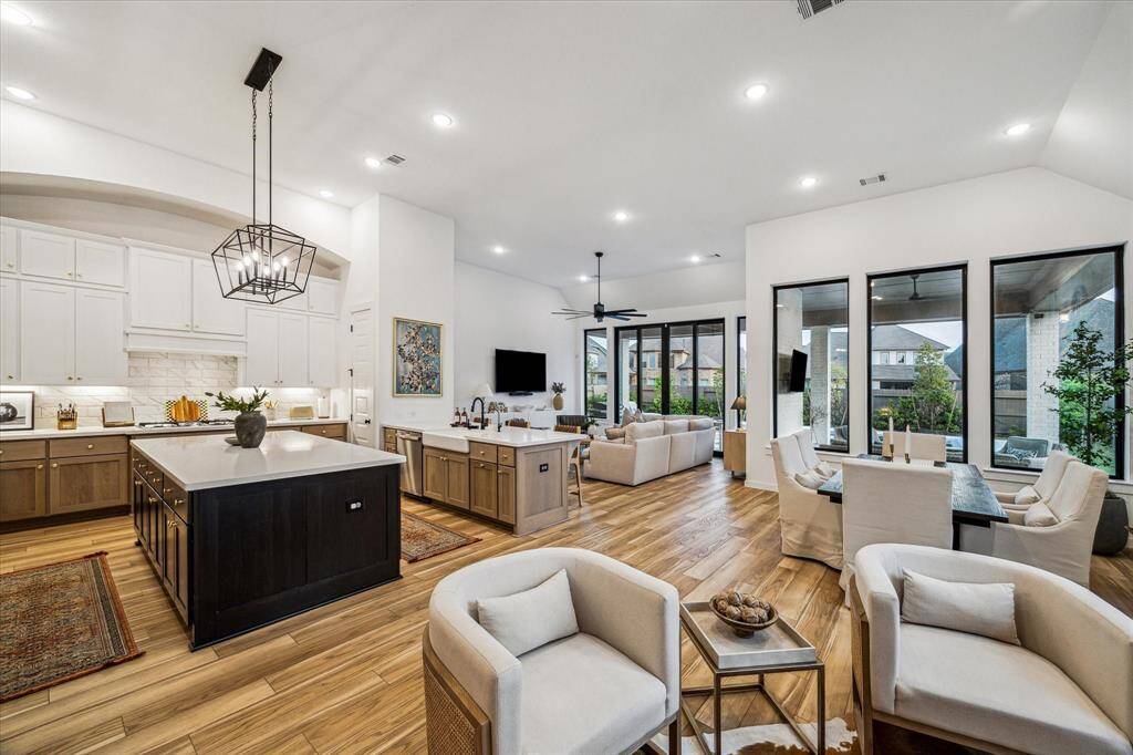 Just off the kitchen offers a cozylounge area right in front of thefireplace.