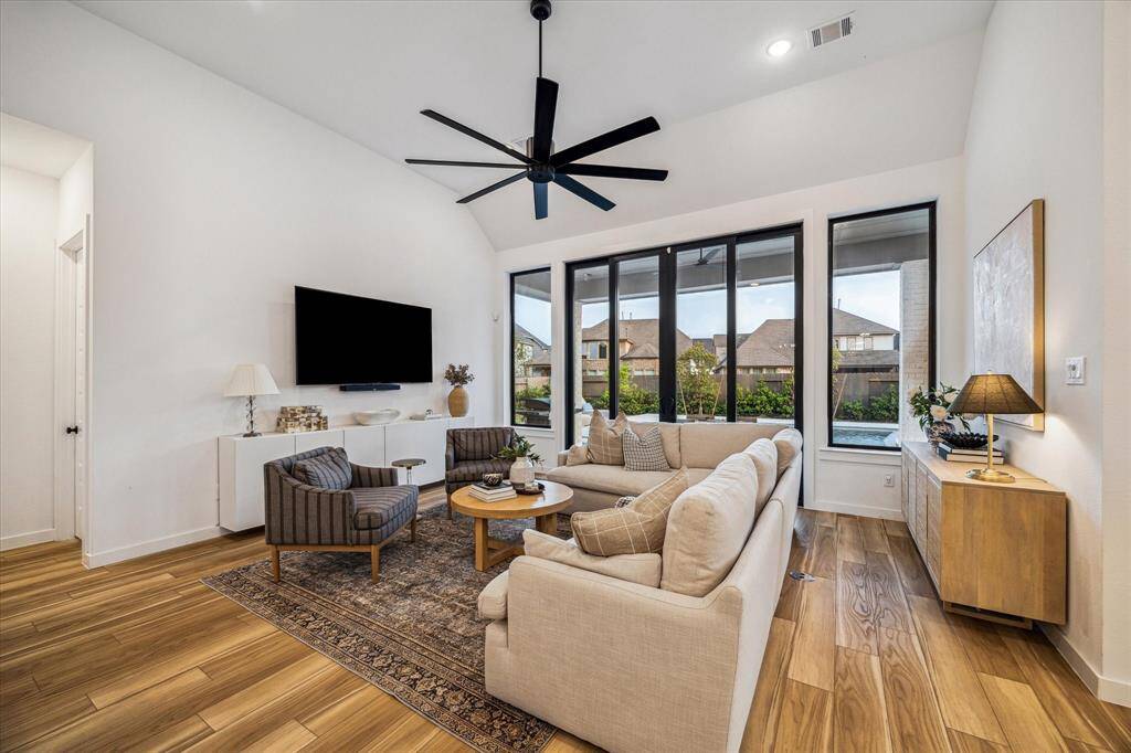 Family gathering would beperfect in this space! Be a part ofthe conversation whether youare in this family room, kittchen,dining araa, or even by thefireplace lounge area!
