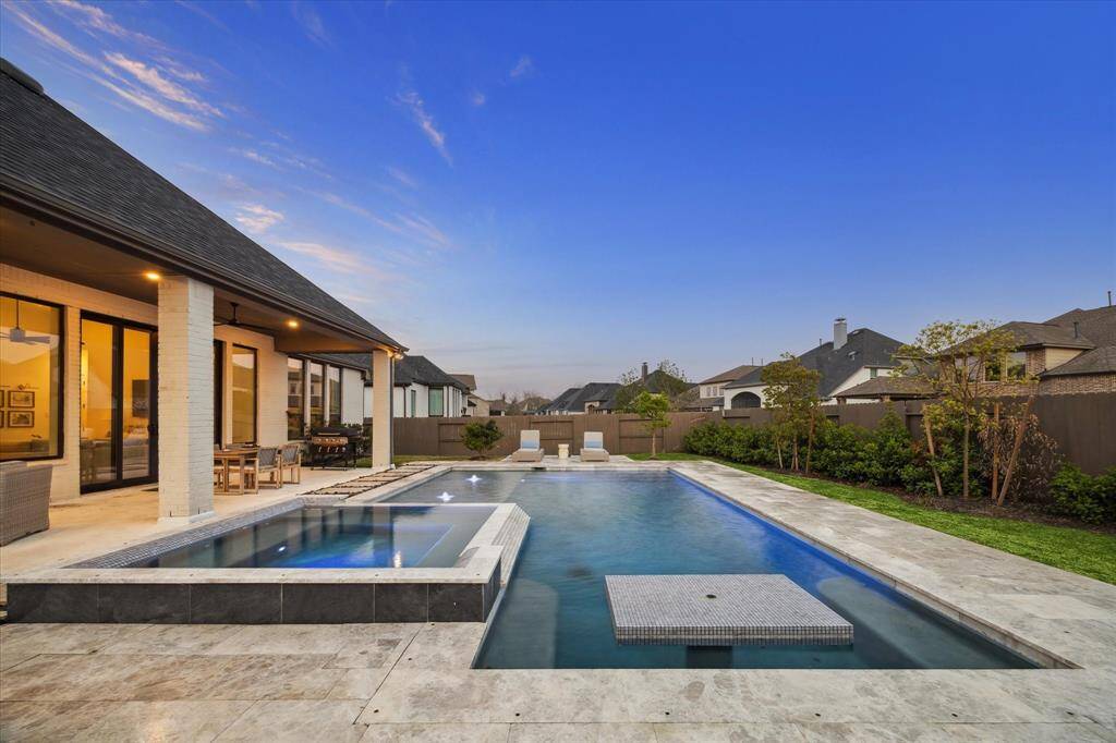 Even the pool is designed with entertaining in mind!!