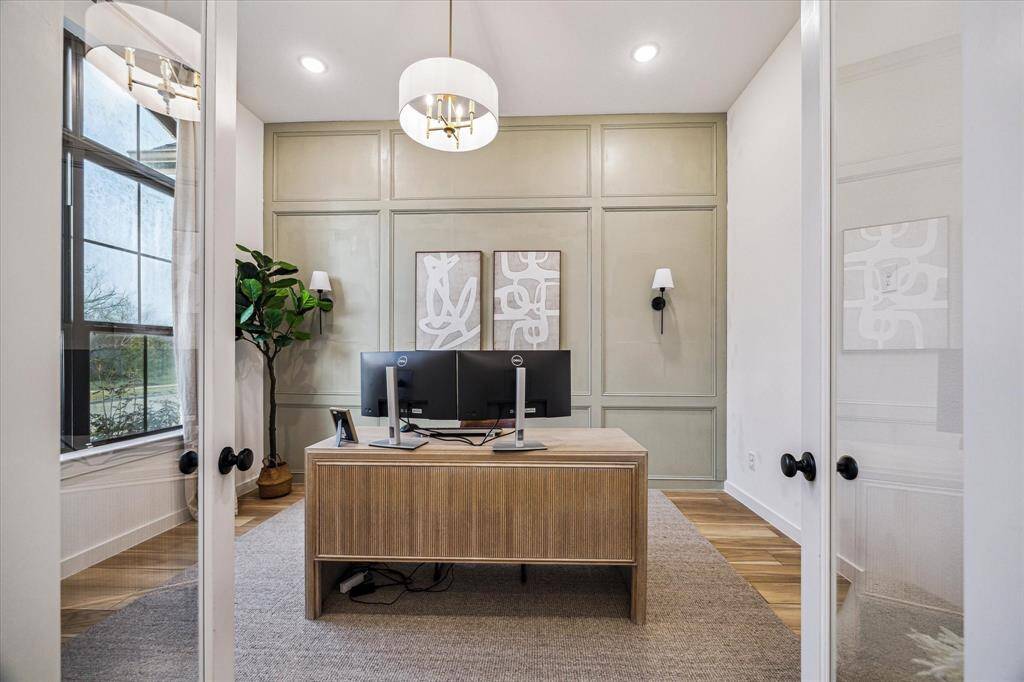 Just off the entryway is thisstriking and useful home office.Double French Doors andcustom wood design walls makethis a great space to work fromhome! This room can also beused as a home gym, craft room,extra gameroom, or whateveryour heart desires!