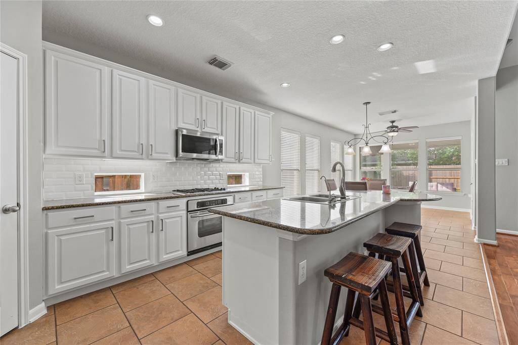 Engage family and friends in baking around the sprawling island with granite countertops! With vast amounts of space, everyone can mix, shake, sprinkle and ultimately, sample the homemade goodies.