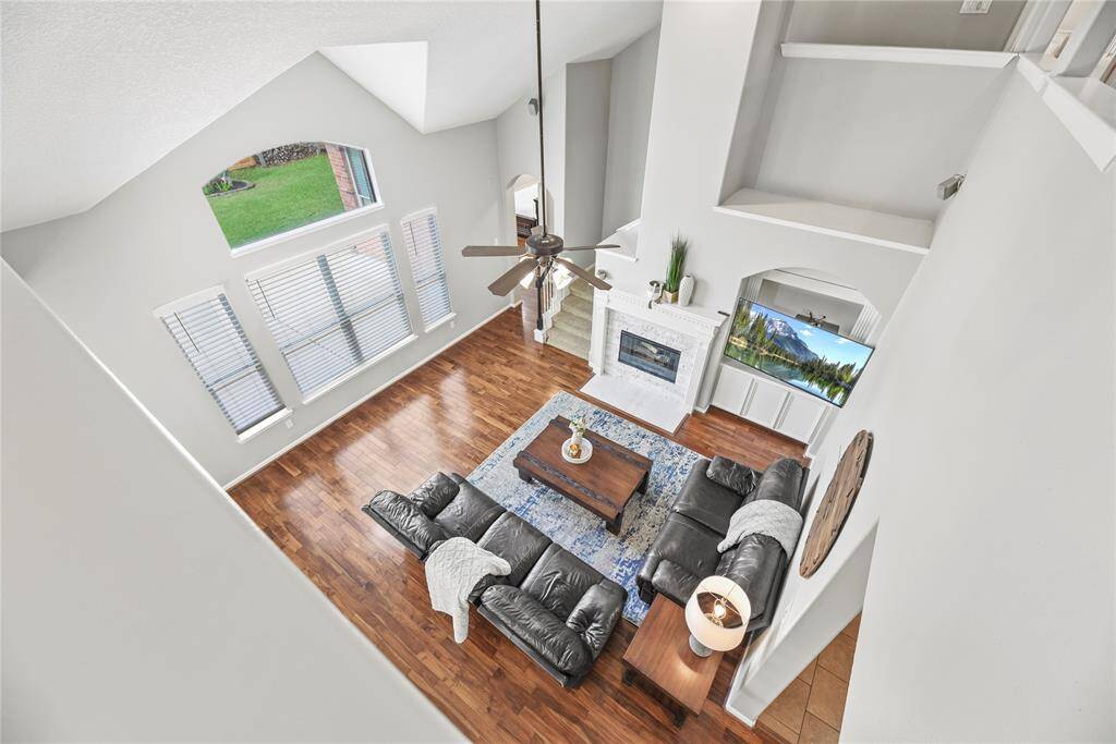 Laundry time is made efficient and quick with this dedicated space. Store laundry essentials on the above shelving and hang delicate pieces of clothing on the bars.