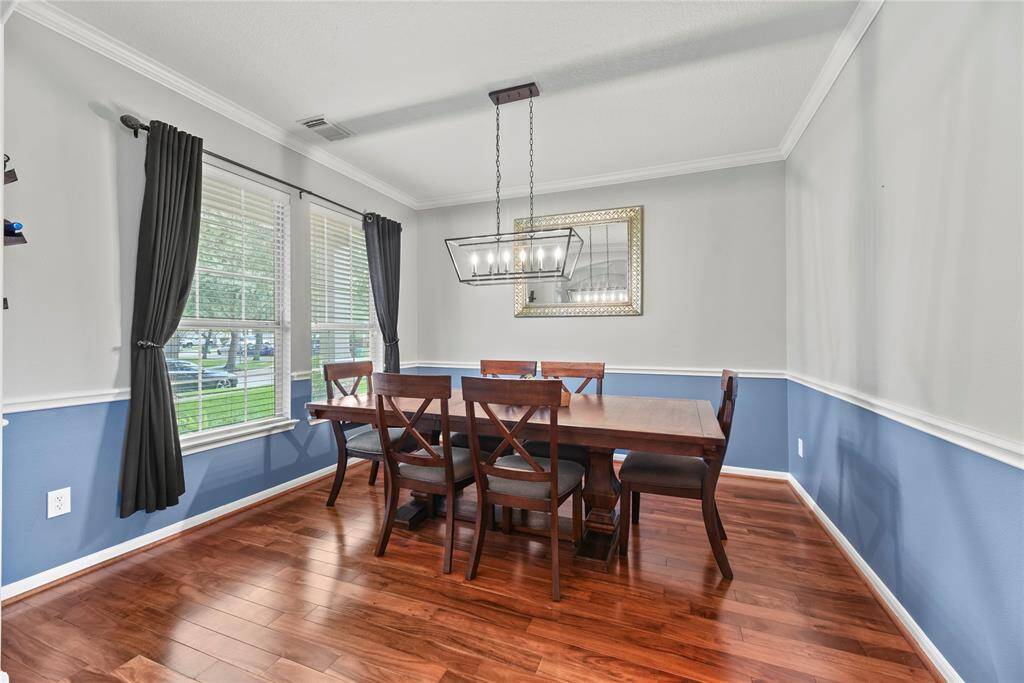Imagine cooking in this marvelous gourmet kitchen. Designed with beauty and function in mind, the layout allows for easy meal preparation for busy mornings and even busier evenings.