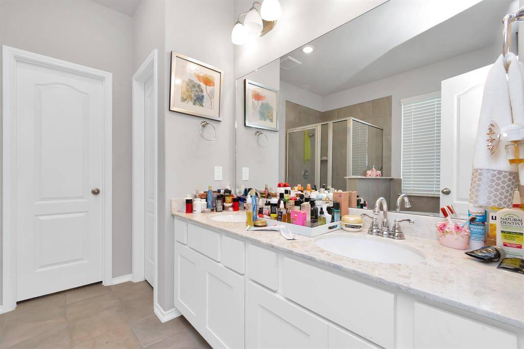 double sinks in primary bathroom