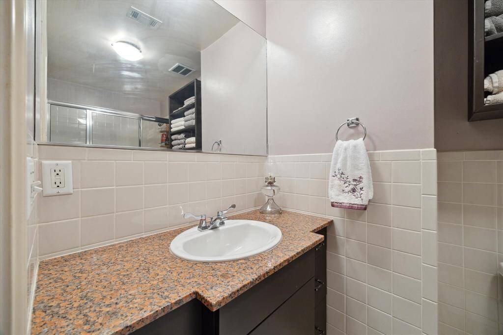 Full guest bath near the entry to the unit.