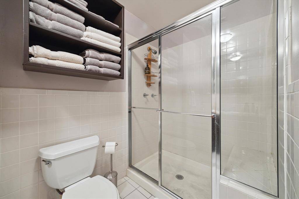 Full bath is a great bonus instead of normal powder room for guests.