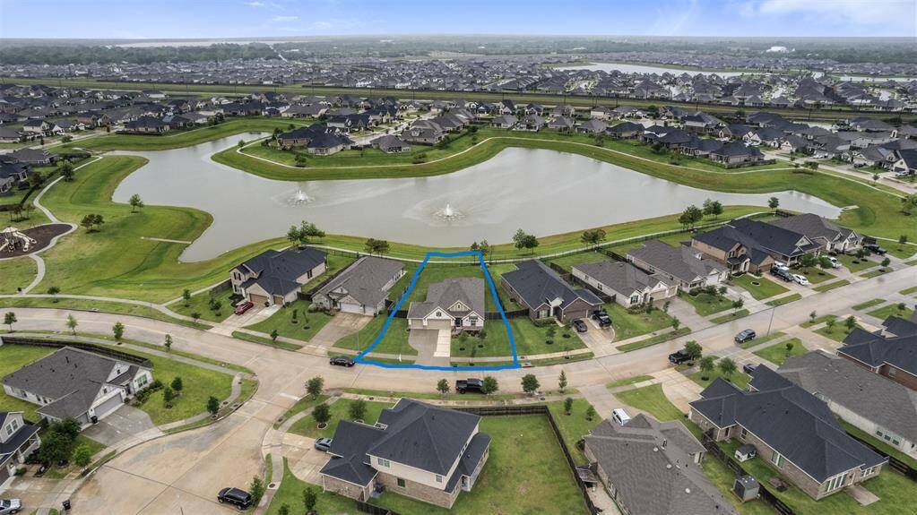 Neighborhood lake lot with jogging track around the lake!