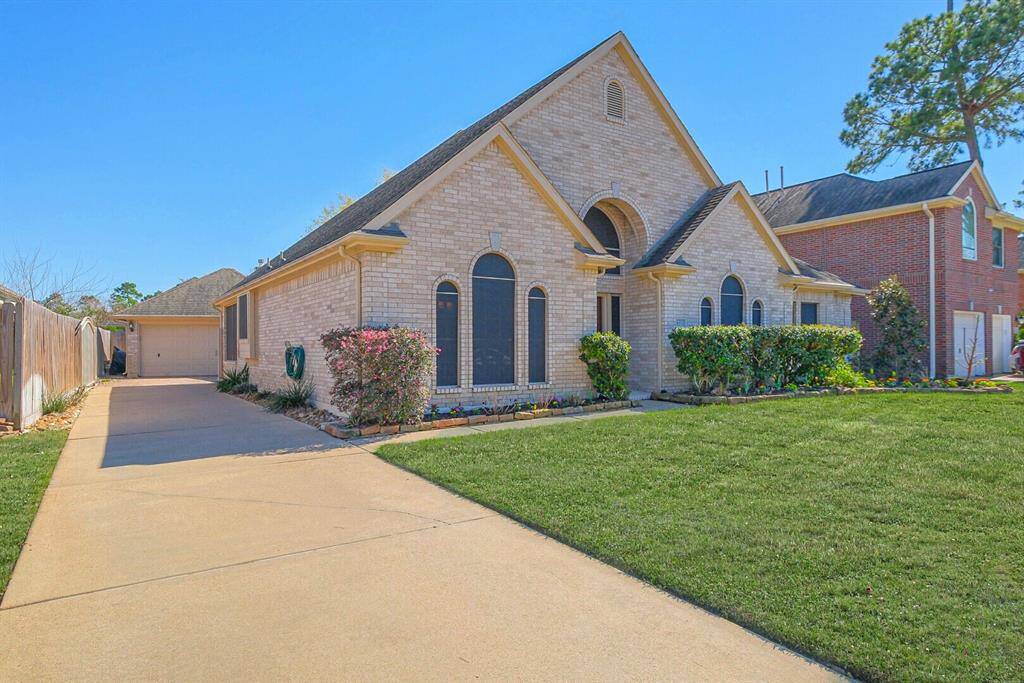 Expansive drive offers plenty of space for parking.