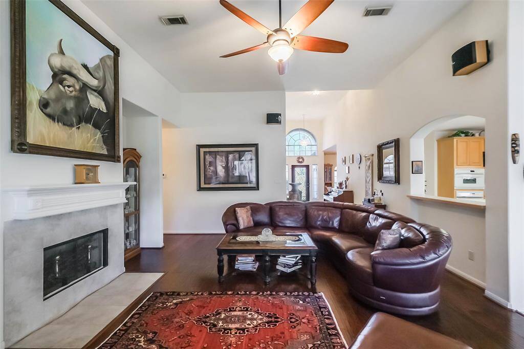 Another view of the living room, the foyer is visible on the right.