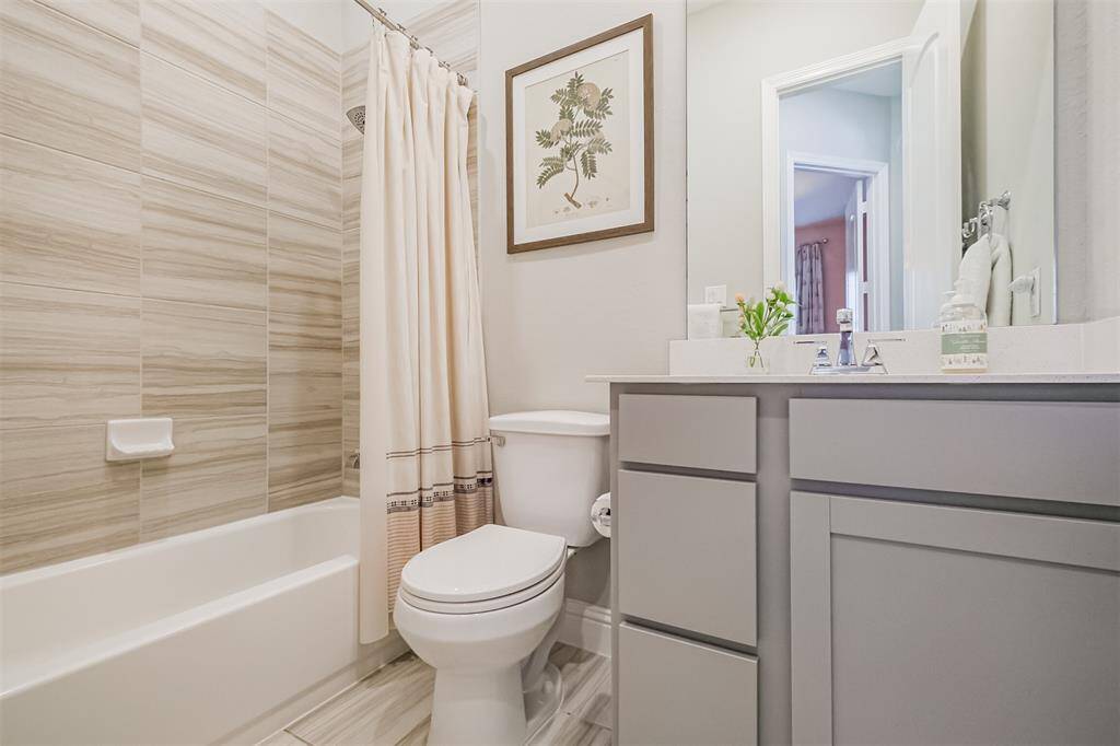 The full bath adjacent to the downstairs secondary bedroom.