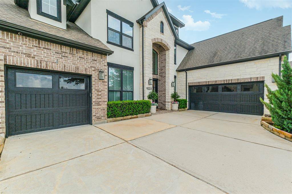 Two separate (one single, one 2 car) garages and wide driveway provide plenty of parking space. Also the ideal spot for a game of basketball!