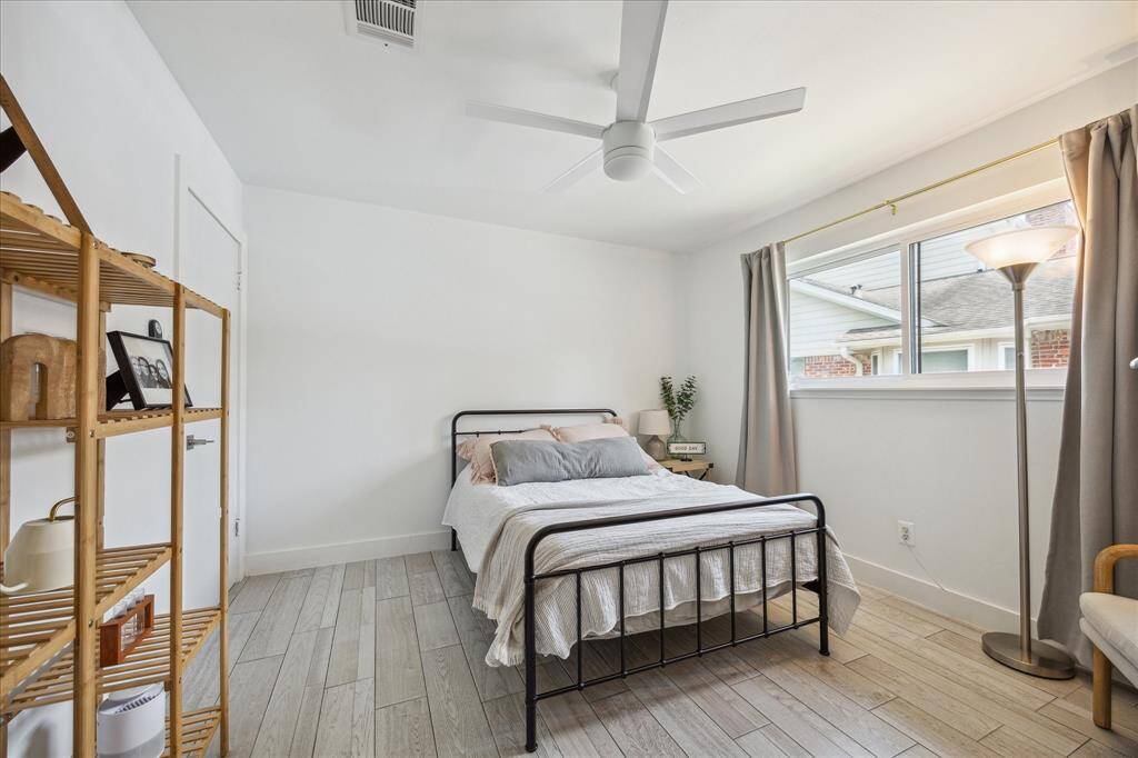 Secondary bedroom.