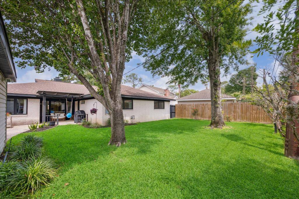 Alternate view of the backyard.