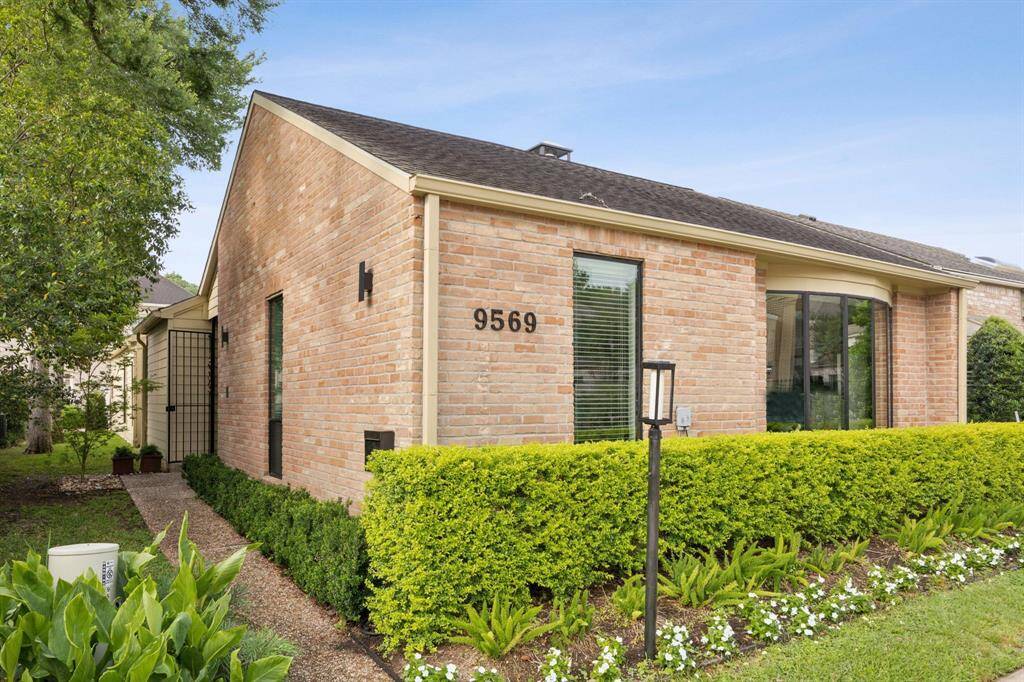 Discover this hidden treasure in the tranquil Woodlake Forest subdivision.
