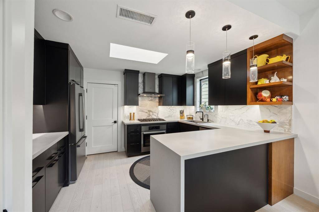Impressive kitchen features Kohler plumbing fixtures, Quartz countertops, all Bosch appliances, and pantry.