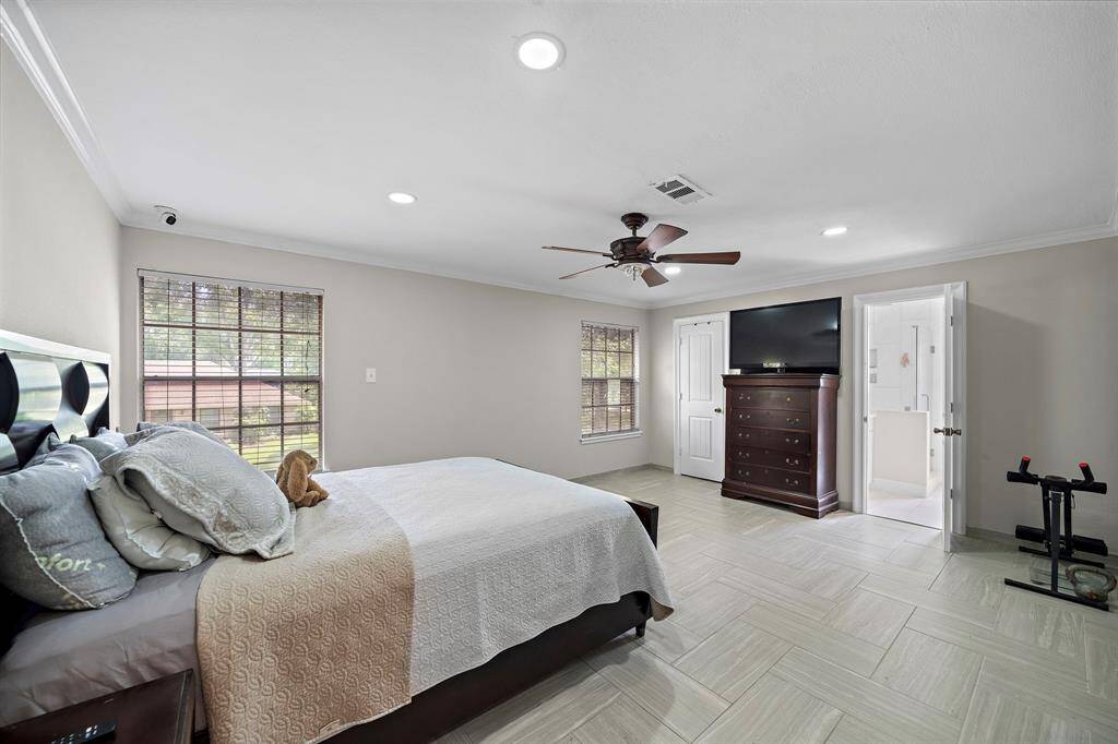 Primary Bedroom w/ Ensuite Bath