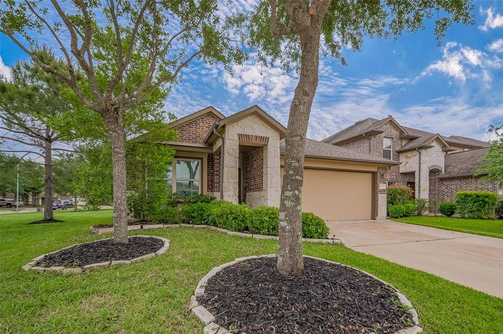 Located in a well-kept neighborhood, this property offers great curb appeal and a welcoming atmosphere.