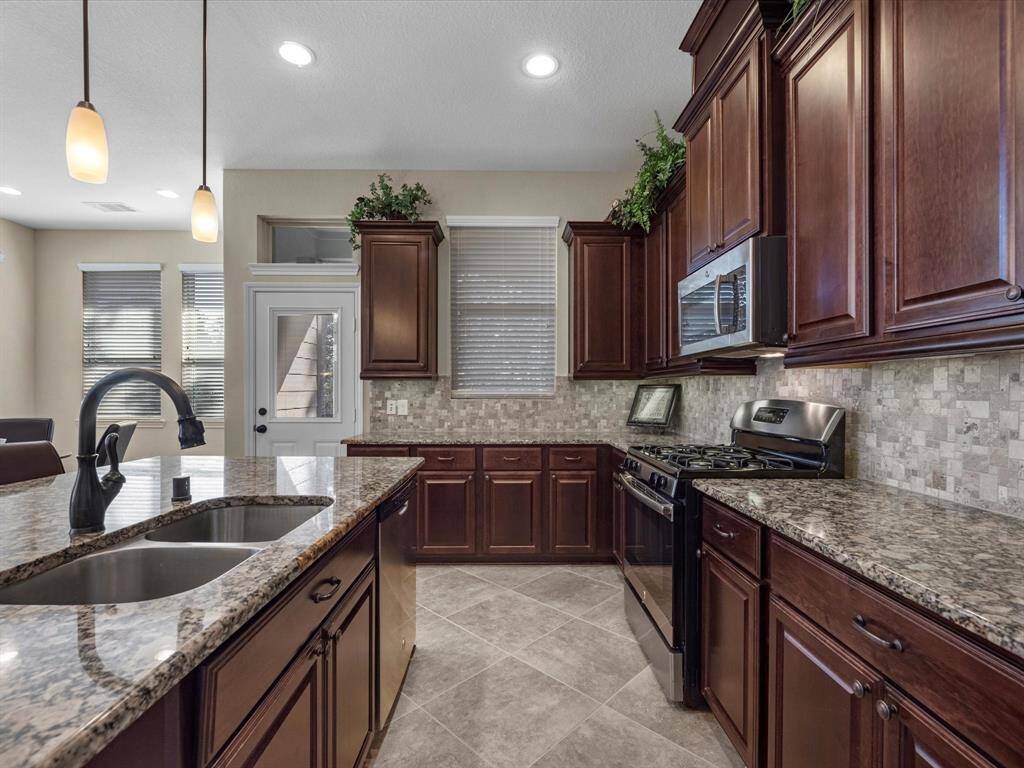 Another view of the kitchen showing how much prep space it offers!