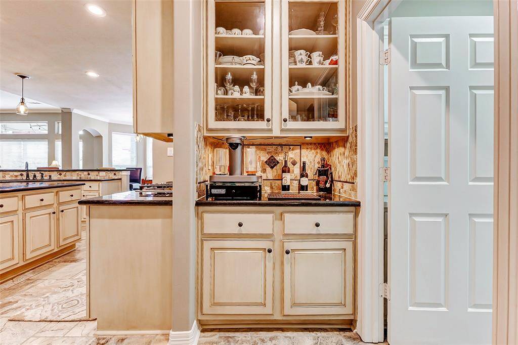 Charming bar area adjacent to the kitchen, perfect for entertaining.