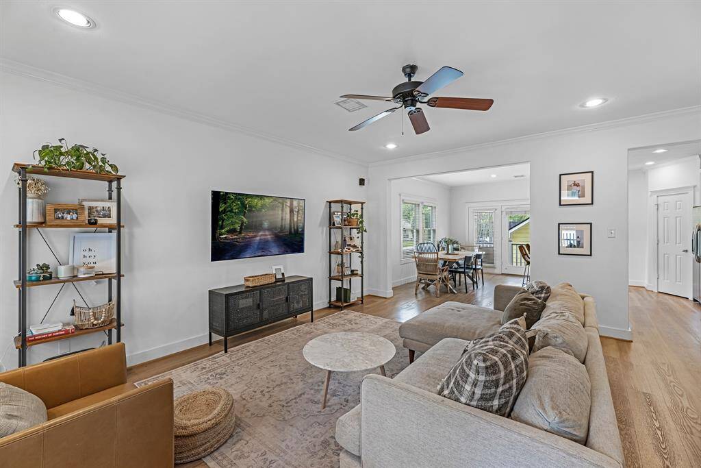 Wonderful floor plan flow from the living area to the dining and kithcen