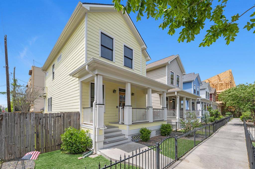 Located at the end of 5 homes provides extra yard space