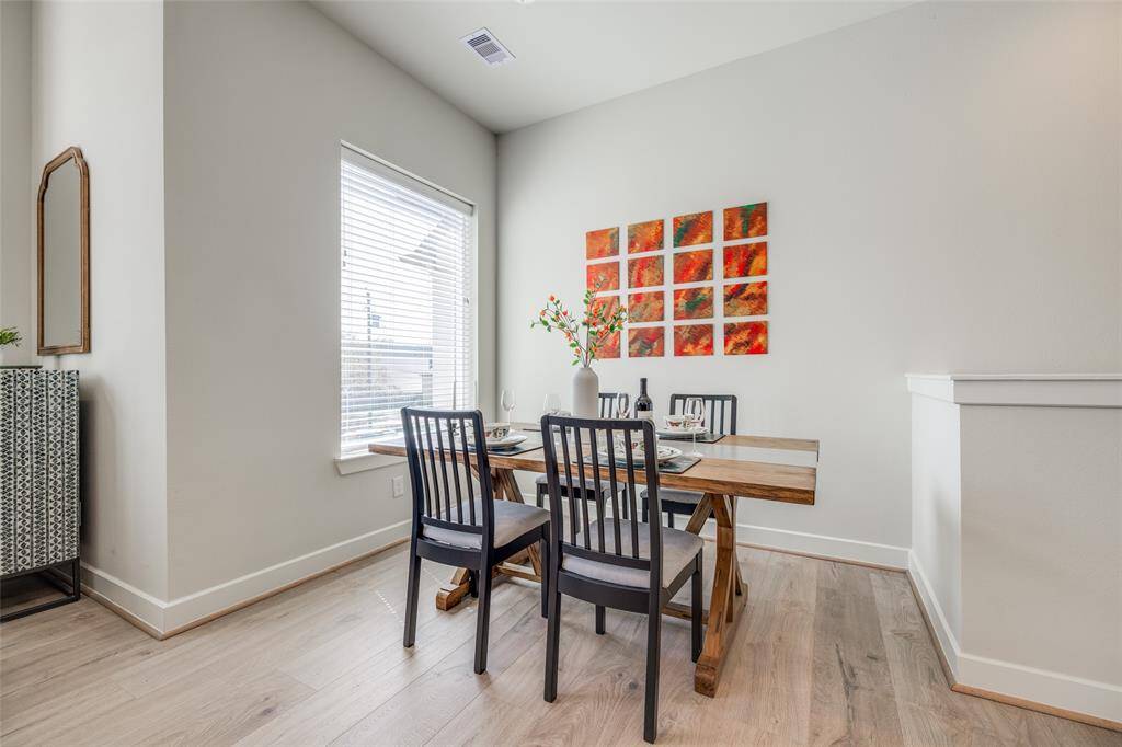 Enjoy family & friends in this light & modern dining room