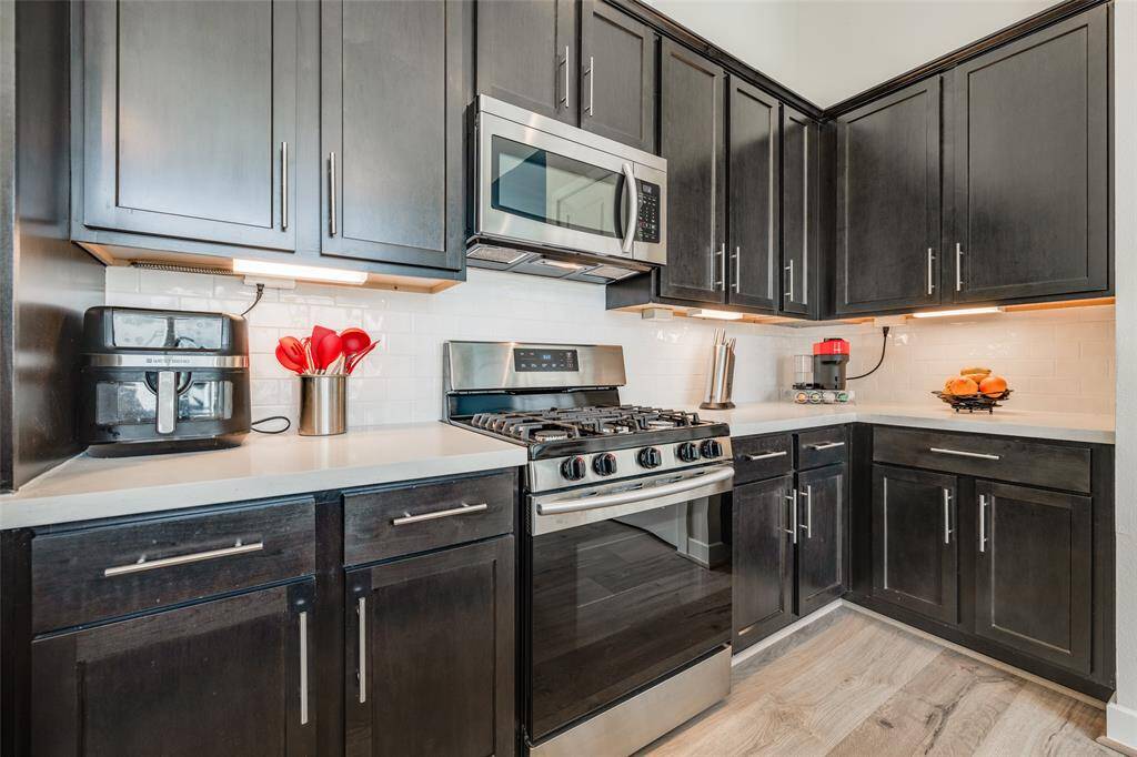 Gorgeous Mahogany Cabinets with Brushed nickel handles, gas cooker, Microwave & dishwasher