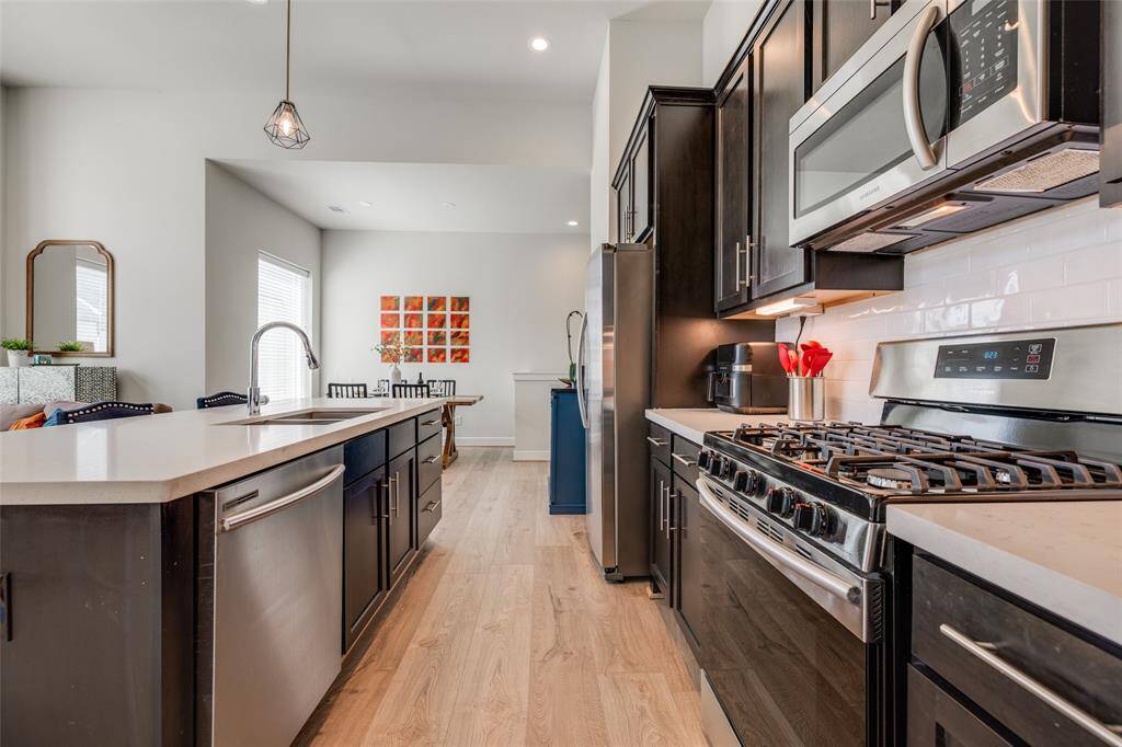 Gorgeous Mahogany Cabinets with Brushed nickel handles, gas cooker, Microwave & dishwasher
