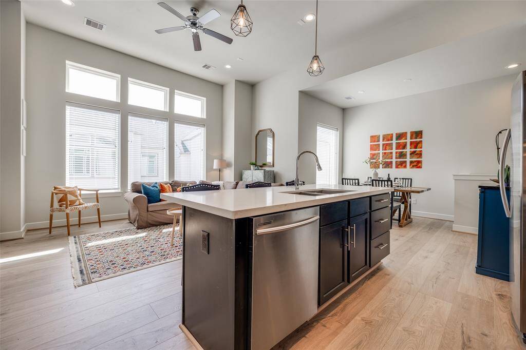 Wonderful Open plan living - high ceiling & lots of natural light