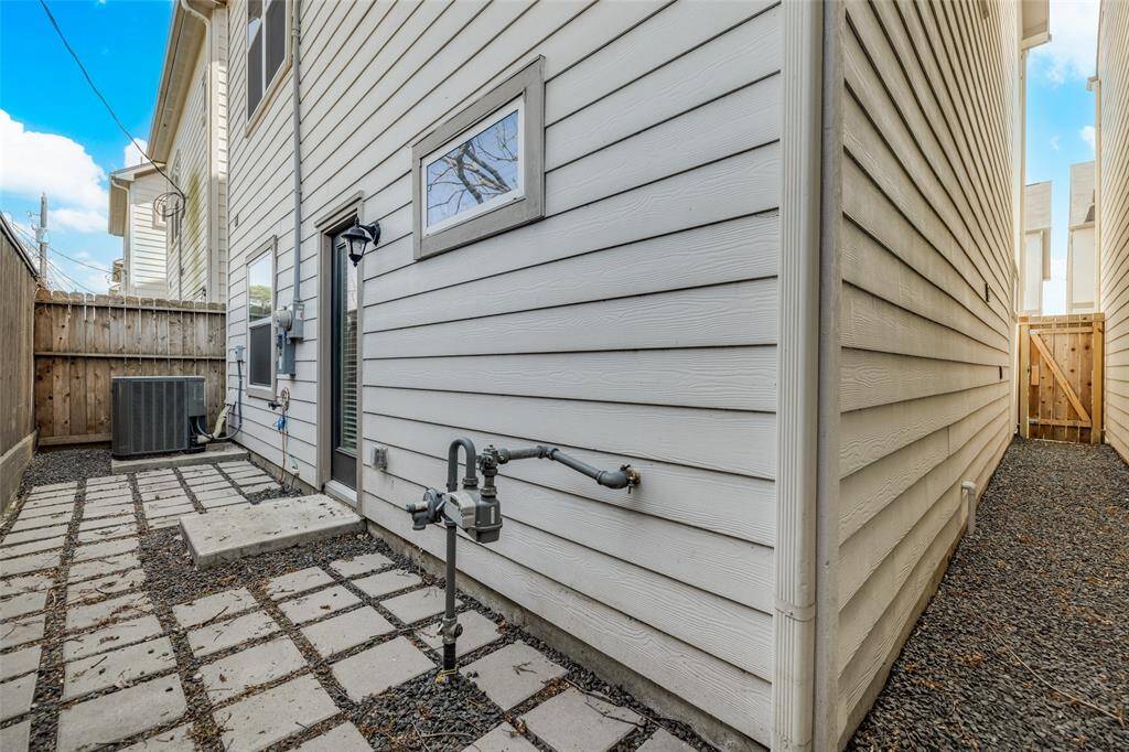 Enjoy out door living in this Private easy to maintain Patio