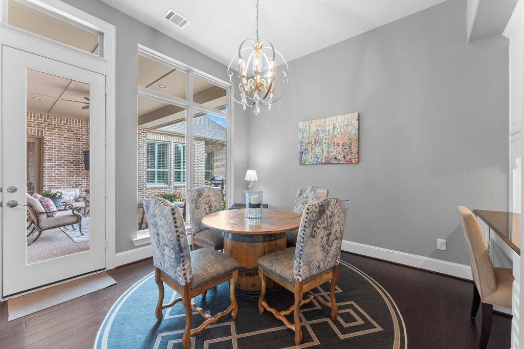 Charming breakfast room