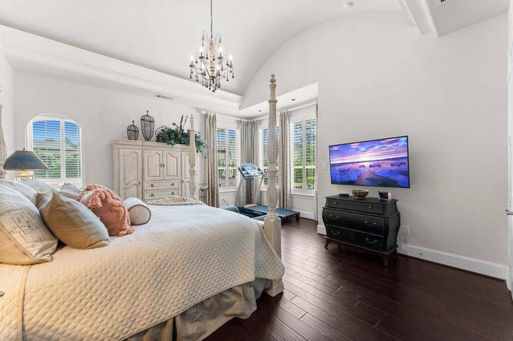 Expansive primary suite
