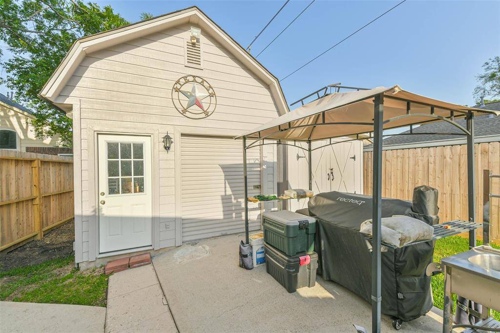 Large shop that could easily be covered to a pool house and additional storage building.
