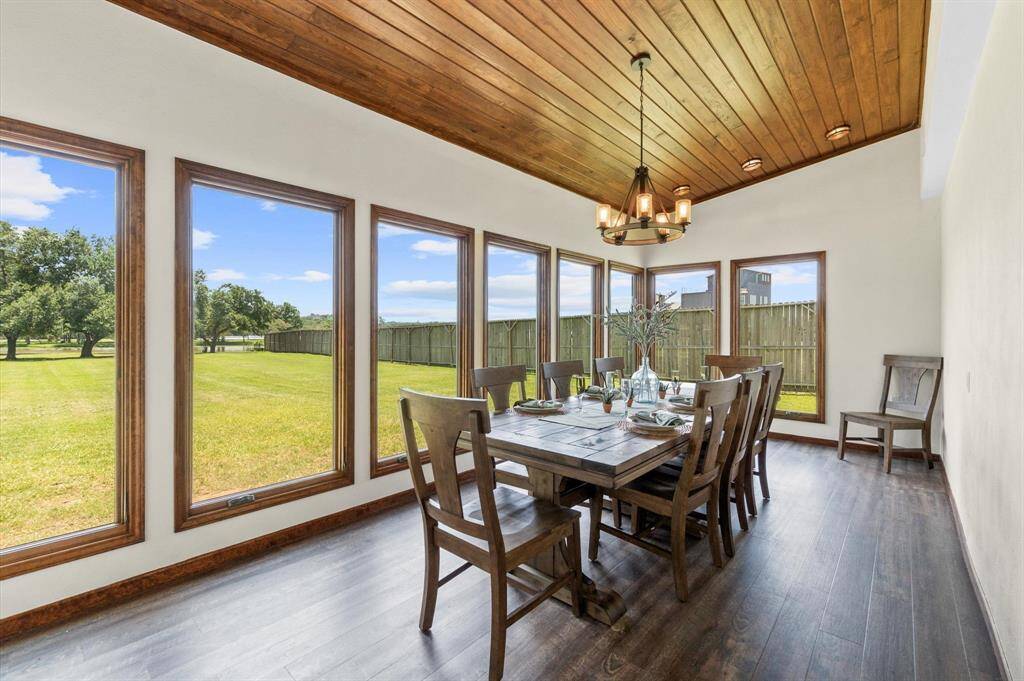 This is a dream dining room for all your smart dinner parties! Looking out over Lake Conroe through the wall of windows, entertain and wow your guests!